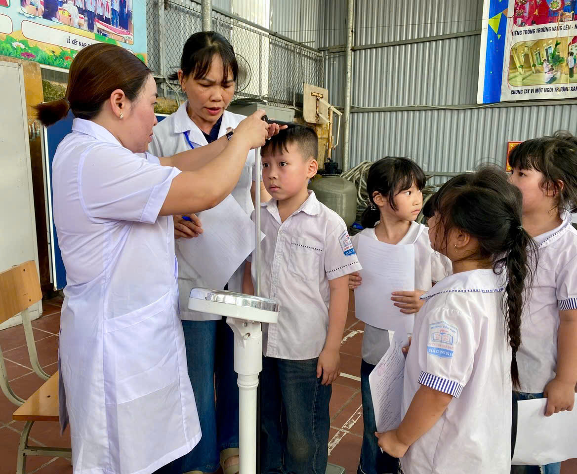 Trạm Y tế Tiền Phong triển khai khám sức khỏe định kỳ cho gần 800 học sinh trong ngày đầu triển khai