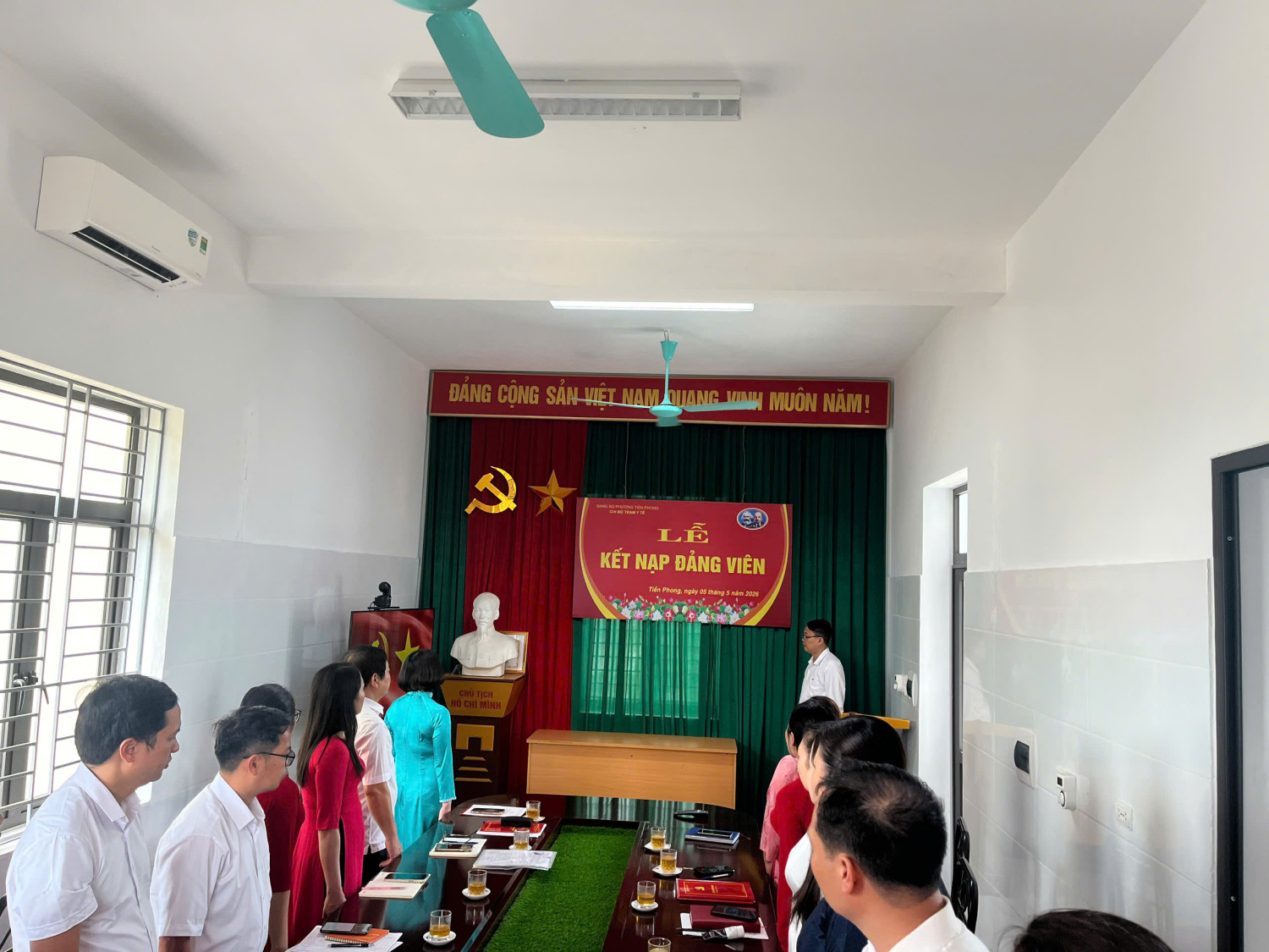 Chi bộ trạm y tế Tiền Phong tổ chức lễ kết nạp đảng viên mới.