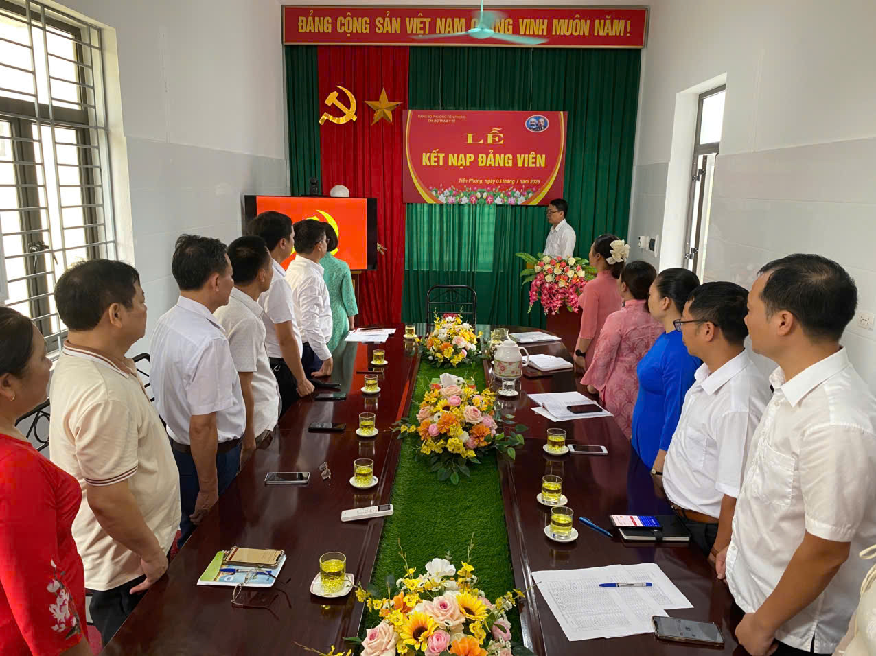 Chi bộ Trạm Y tế Tiền Phong tổ chức Lễ kết nạp đảng viên mới.